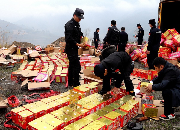 非法烟花爆竹销毁现场。