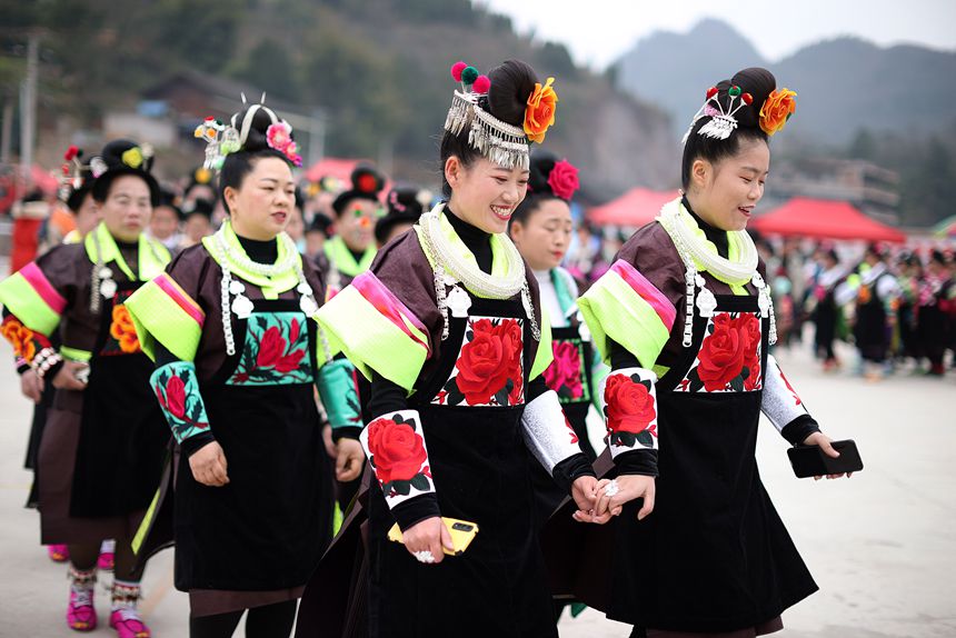 3月4日，在貴州省黔東南苗族侗族自治州麻江縣宣威鎮卡烏苗寨，身著盛裝的苗族群眾在跳銅鼓舞。