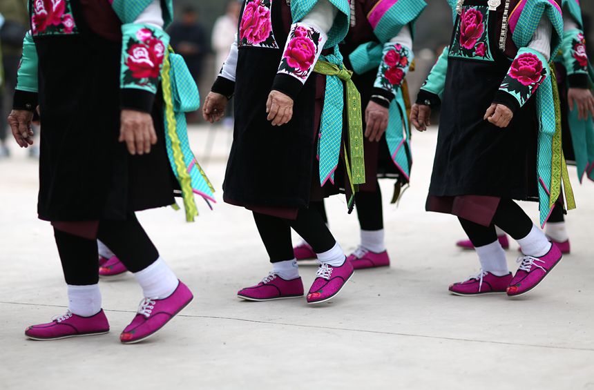 3月4日，在貴州省黔東南苗族侗族自治州麻江縣宣威鎮卡烏苗寨，身著盛裝的苗族群眾在跳銅鼓舞。