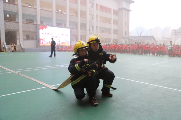 学生体验水带连接出水操。