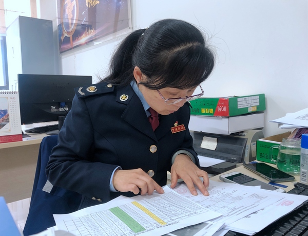 清镇市税务局张劲工作照。