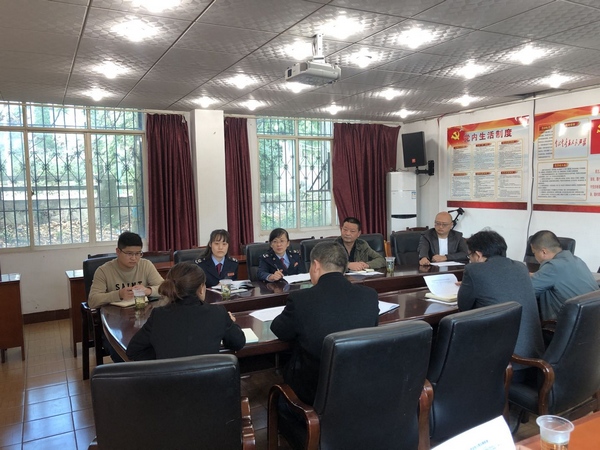 清镇市税务局张劲工作照。