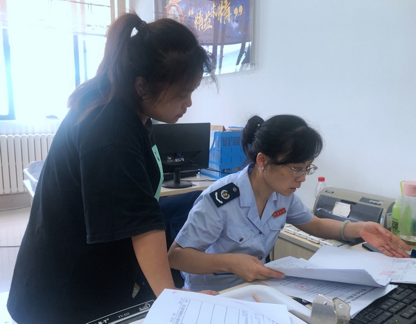 清鎮市稅務局張勁工作照。