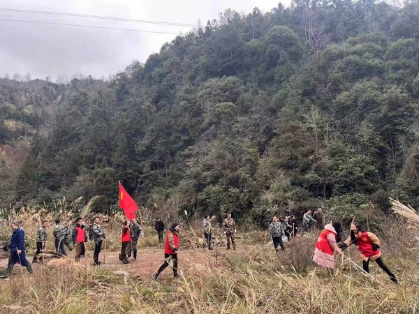 黎平縣組織基干民兵植樹現場。
