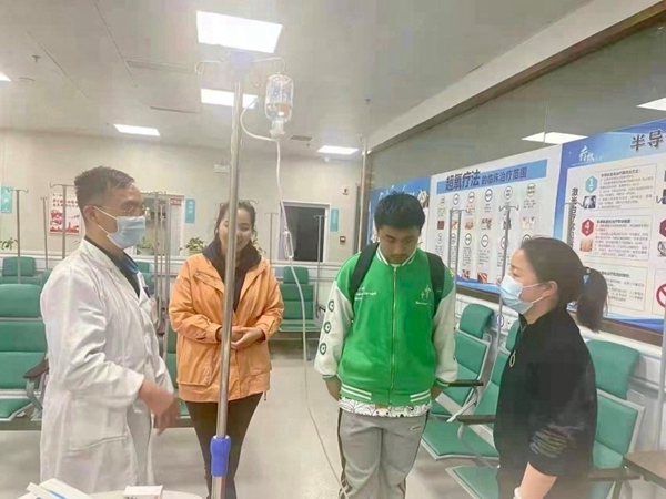 1钟尚燐（右二）在医院  图片由贵阳市第一实验中学提供