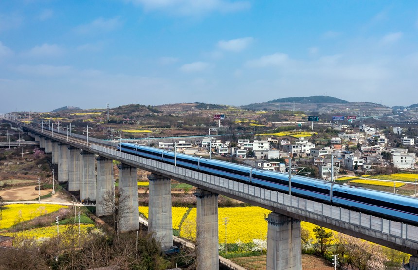3月15日，动车组列车在成贵高铁贵州省黔西段行驶。