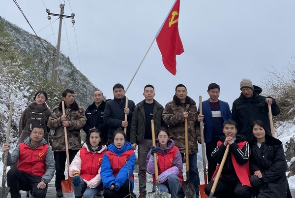 沿河县晓景乡组织干部职工、新任村干部开展植树造林留影。晓景乡政府供图