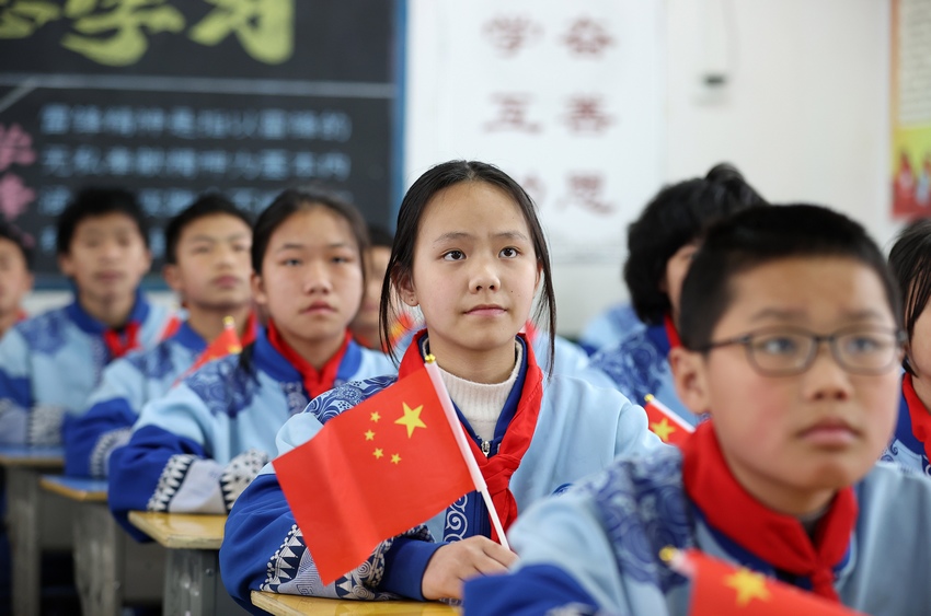 3月23日,六年级小学生在丹寨县扬武镇民族小学教室里观看“天宫课堂”电视直播。