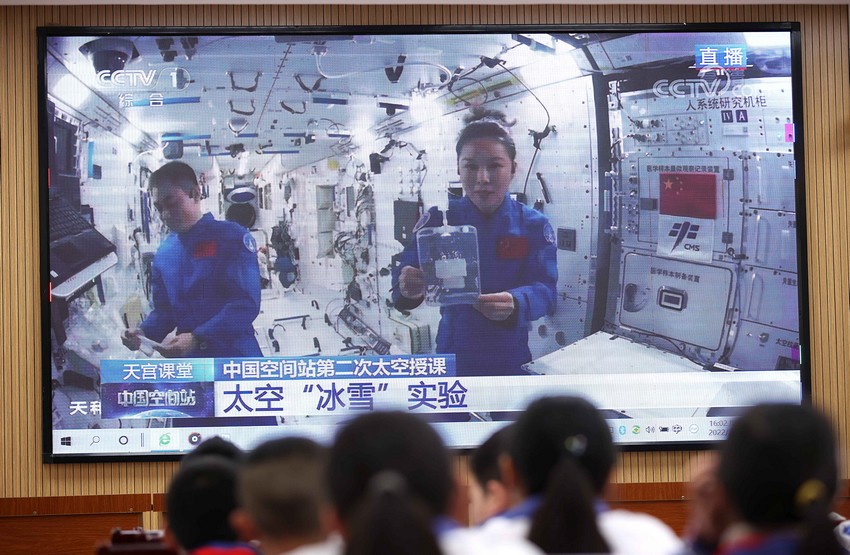 3��23�գ����꼶Сѧ���ڵ�կ�سǹص�һСѧ�ۿ����칬���á�����ֱ����