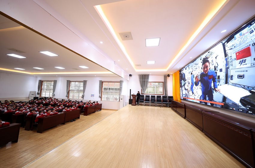 3月23日,小学生在丹寨县城关第二小学观看“天宫课堂”电视直播。