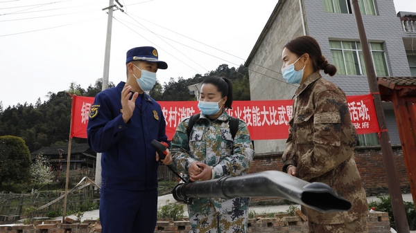 3月23日，在錦屏縣銅鼓鎮江口村縣消防救援大隊正在為村民講解消防器材的使用。