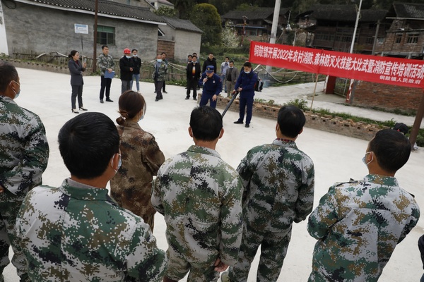 3月23日，在錦屏縣銅鼓鎮江口村縣消防救援大隊正在為村民講解消防器材的使用。