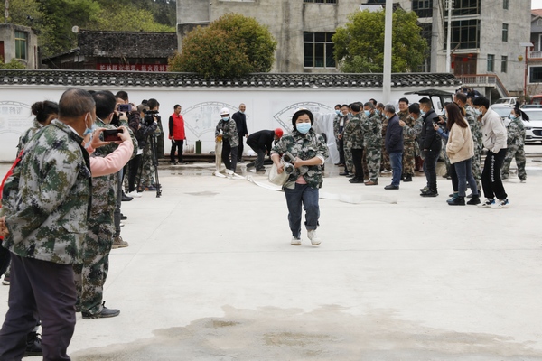 3月23日，在錦屏縣銅鼓鎮江口村村民正在進行消防大比武活動。