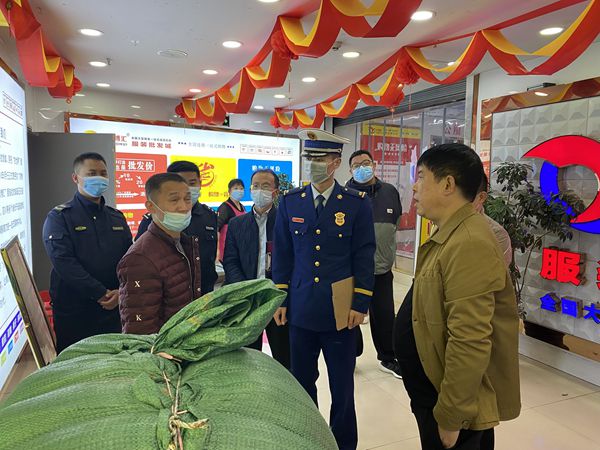 联合检查商场消防安全。