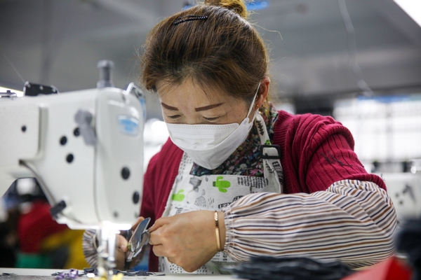 2022年3月29日，貴州省施秉縣工業園區內貴州叢卉服飾有限公司工人正在趕制出口服裝，沖刺首季開門紅。