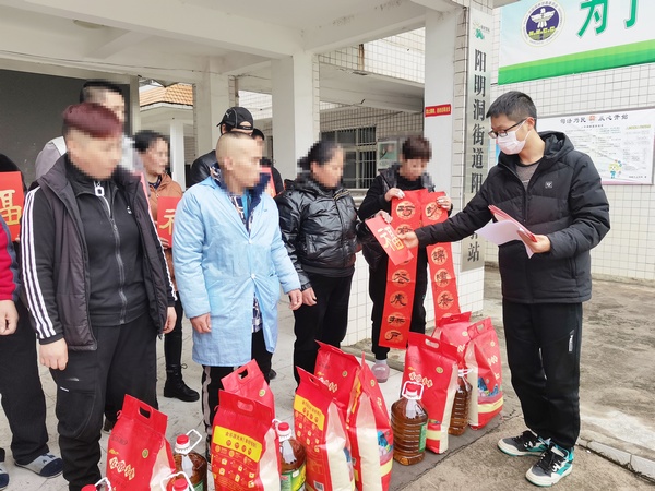 开展新春慰问活动。修文县禁毒办供图