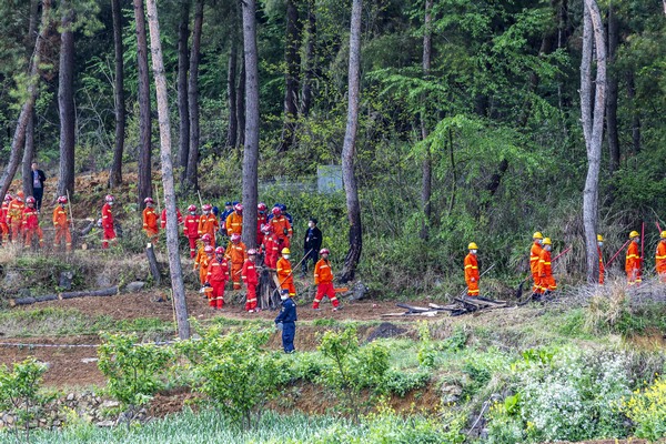 贵州省黔西市在绿化白族彝族乡大海子村举行森林火灾扑火及应急救援综合演练,火情被扑灭队员撤离现场。
