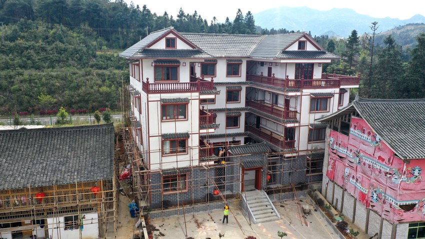 4月6日，施工人員在貴州省丹寨縣龍泉鎮排牙苗寨改造工程施工現場忙碌（無人機照片）。