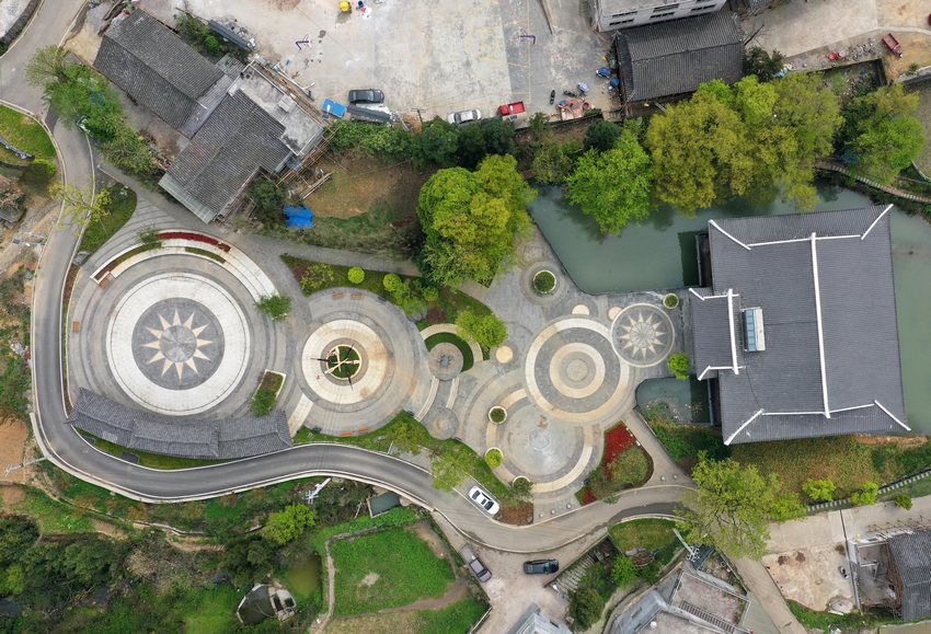 4月6日拍攝的貴州省丹寨縣龍泉鎮排牙苗寨改造后的蘆笙廣場景色（無人機照片）。
