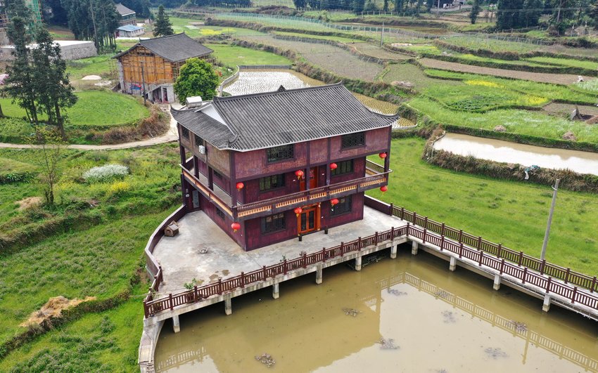4月6日拍攝的貴州省丹寨縣龍泉鎮排牙苗寨改造好的苗族民居（無人機照片）。