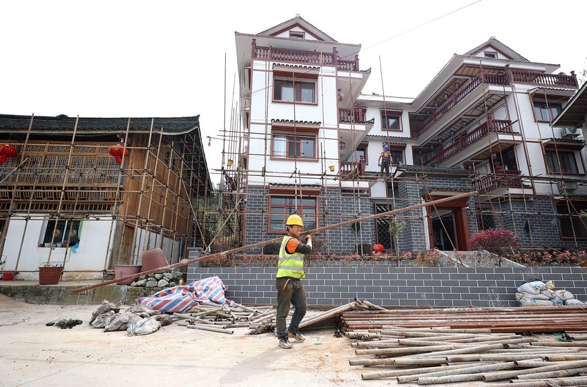 4月6日，施工人員在貴州省丹寨縣龍泉鎮排牙苗寨改造工程施工現場忙碌。