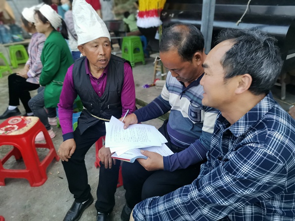 堰塘村红白理事会成员到办酒席户进行政策宣传和打招呼。宅吉乡供图