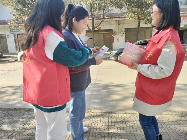 堰塘村志愿者向群众发放移风易俗倡议书。宅吉乡供图