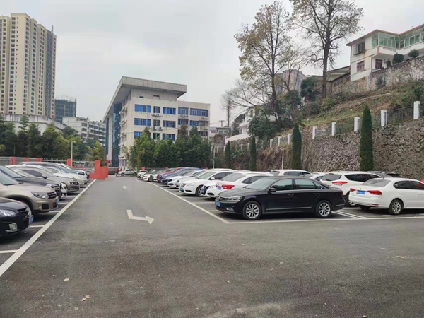 開陽縣城區新增的停車位。 開陽縣委宣傳部供圖
