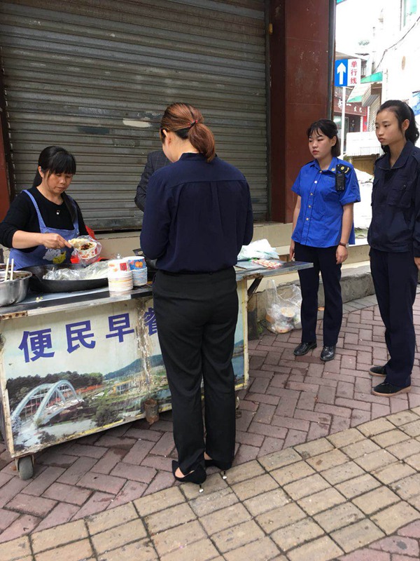 整治城區佔道經營。 開陽縣委宣傳部供圖