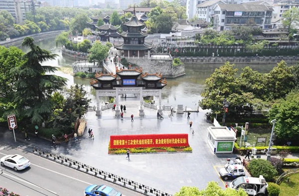 �ڹ����м���¥ǰ��ӭ��ʡ��ʮ���ε�����ʤ���ٿ��ľ���Ƹ�������עĿ��