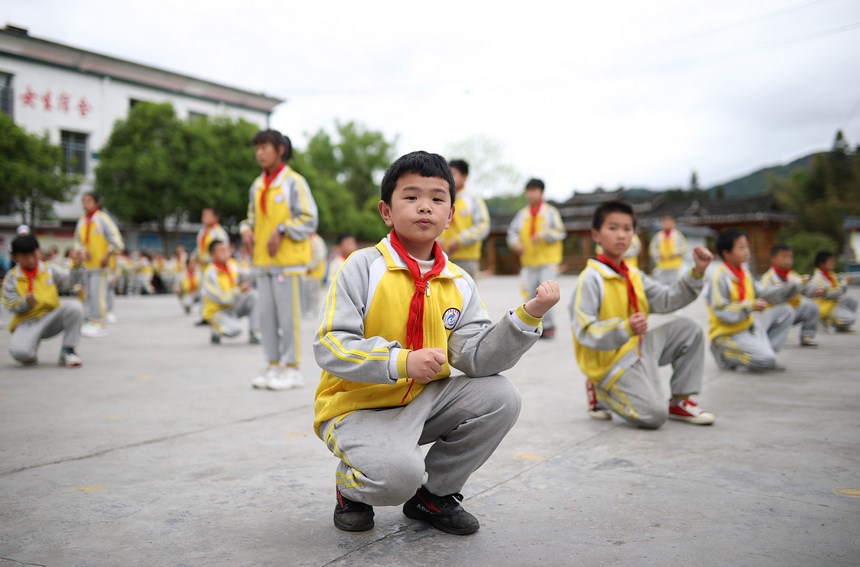 4月13日，雅灰小學的學生在做古瓢舞課間操。