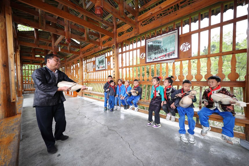 4月13日，古瓢舞非遺傳承人石光榮向民族舞蹈興趣班學生傳授古瓢舞表演技藝。