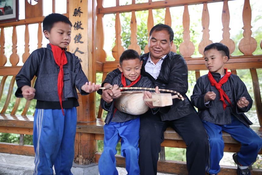 4月13日，古瓢舞非遗传承人石光荣指导民族舞蹈兴趣班学生演奏古瓢琴。    