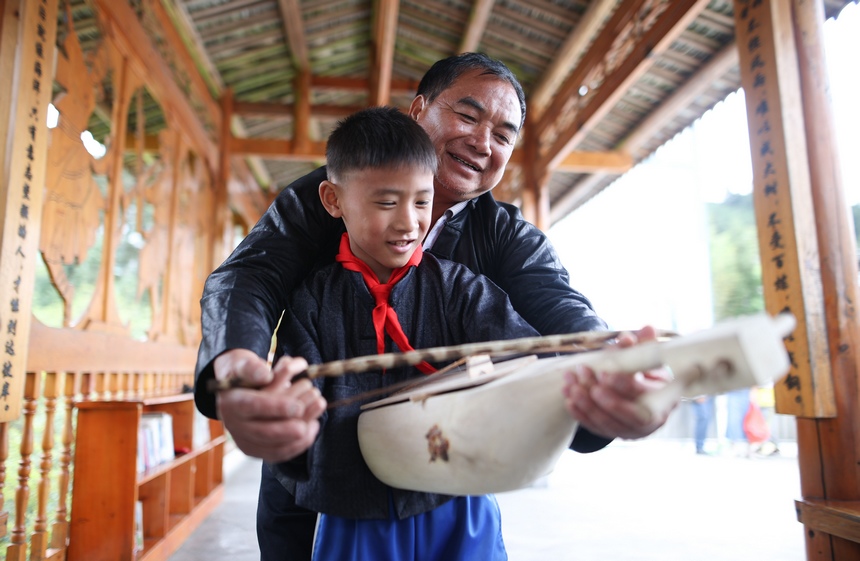 4月13日，古瓢舞非遺傳承人石光榮指導民族舞蹈興趣班學生演奏古瓢琴。     