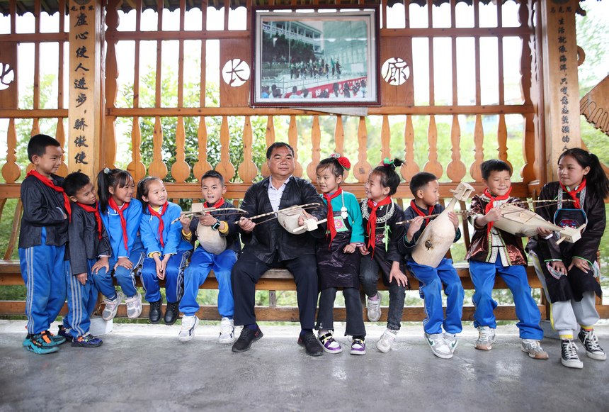 4月13日，古瓢舞非遗传承人石光荣指导民族舞蹈兴趣班学生演奏古瓢琴。      