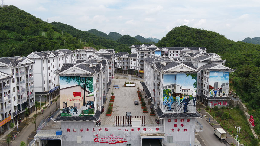百里杜鹃管理区易地扶贫搬迁安置点。