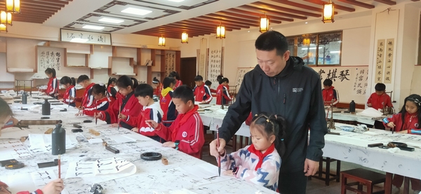 开阳一小课后服务书法社团活动。