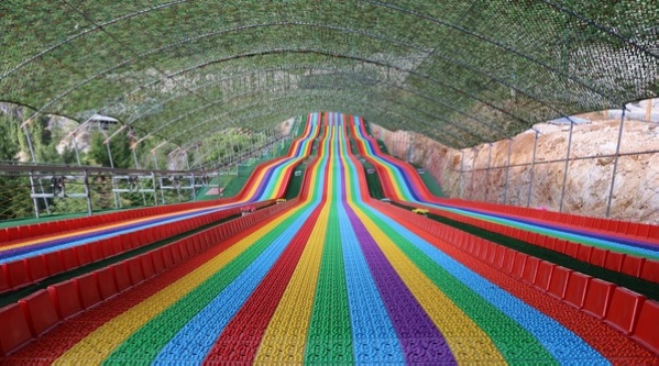 最美彩虹滑道。