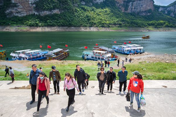 贵州省黔西市新仁苗族乡化屋村，游客乘船游览东风湖峡谷风光。
