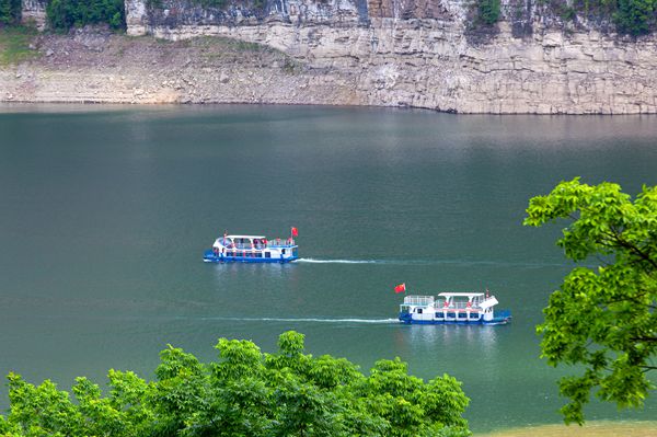 贵州省黔西市新仁苗族乡化屋村，游客乘船游览东风湖峡谷风光。
