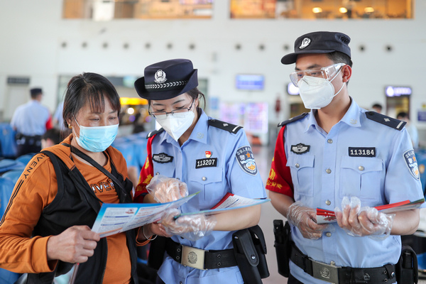2022年5月4日，鐵路公安民警在滬昆高鐵貴州銅仁南站候車室向旅客開展法制宣傳。