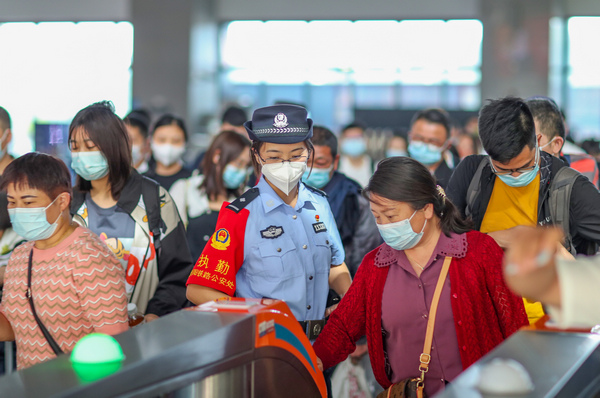 2022年5月4日，鐵路公安民警在滬昆高鐵貴州銅仁南站維持旅客進站秩序。