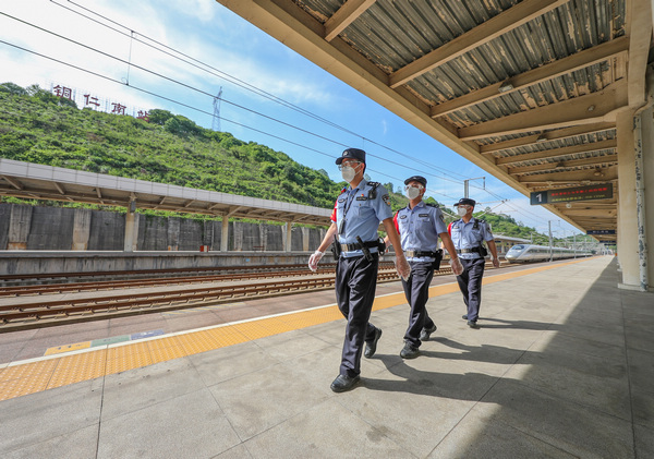 2022年5月4日，鐵路公安民警在滬昆高鐵貴州銅仁南站開展巡邏。