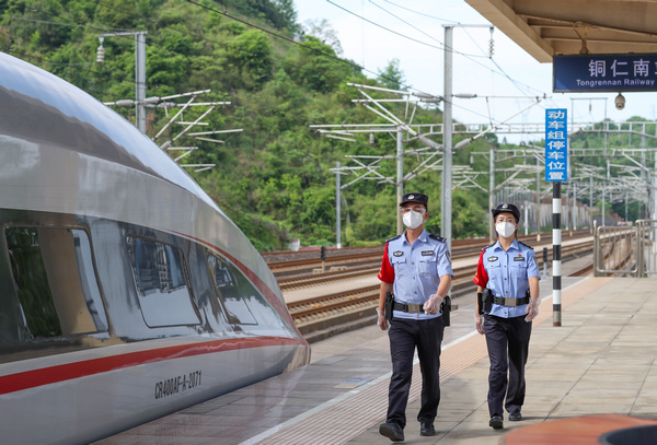 2022年5月4日，鐵路公安民警在滬昆高鐵貴州銅仁南站開展巡邏。