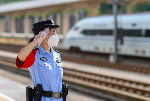 2022年5月4日，鐵路公安民警在滬昆高鐵貴州銅仁南站向駛離站台的列車敬禮。