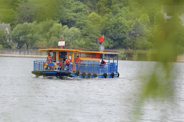 在百花湖風景名勝區，市民泛舟湖上。