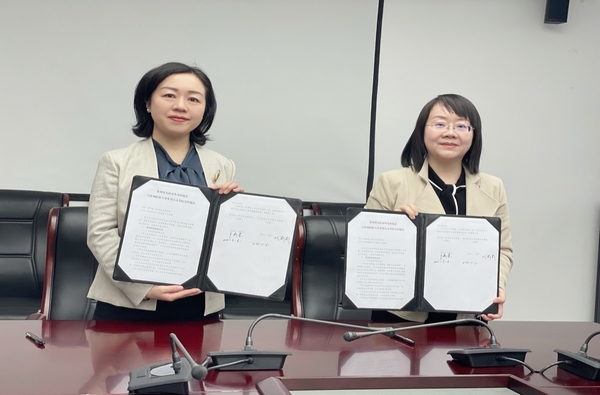 东盟人文学院院长代莉莉与省人民对外友好协会处长卢潇滢代表双方签署合作协议。