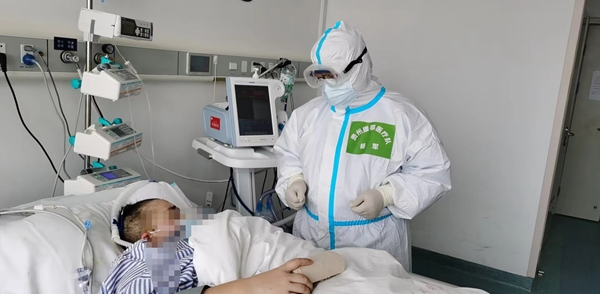 到武汉抗疫期间进行查房。受访者供图
