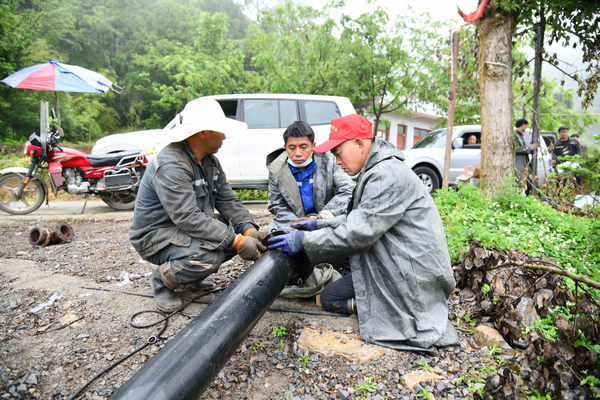 員工在安裝管道。胡明軍攝