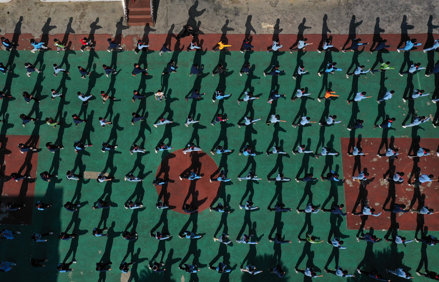5月17日，小學生在貴州省丹寨縣龍泉鎮羊甲小學課后服務中學習武術套路（無人機照片）。